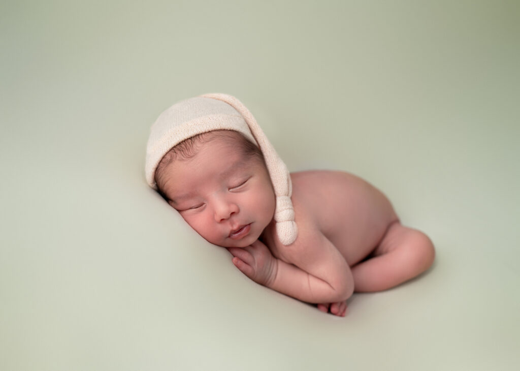 nouveau-né endormi sur fond jaune uni photographe naissance Houilles photographe naissance la Défense photographe Houilles photographe Versailles photographe Rueil-Malmaison photographe Chatou photographe Yvelines photographe Ile-de-France