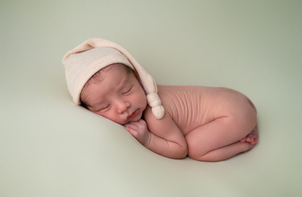 nouveau-né endormi sur fond jaune uni photographe naissance Houilles photographe naissance la Défense photographe Houilles photographe Versailles photographe Rueil-Malmaison photographe Chatou photographe Yvelines photographe Ile-de-France