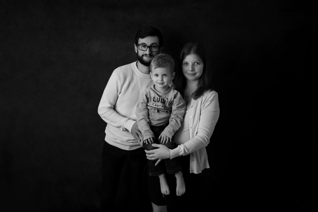 Famille sur fond noir photographe famille Houilles photographe famille la Défense photographe famille Yvelines photographe Houilles
