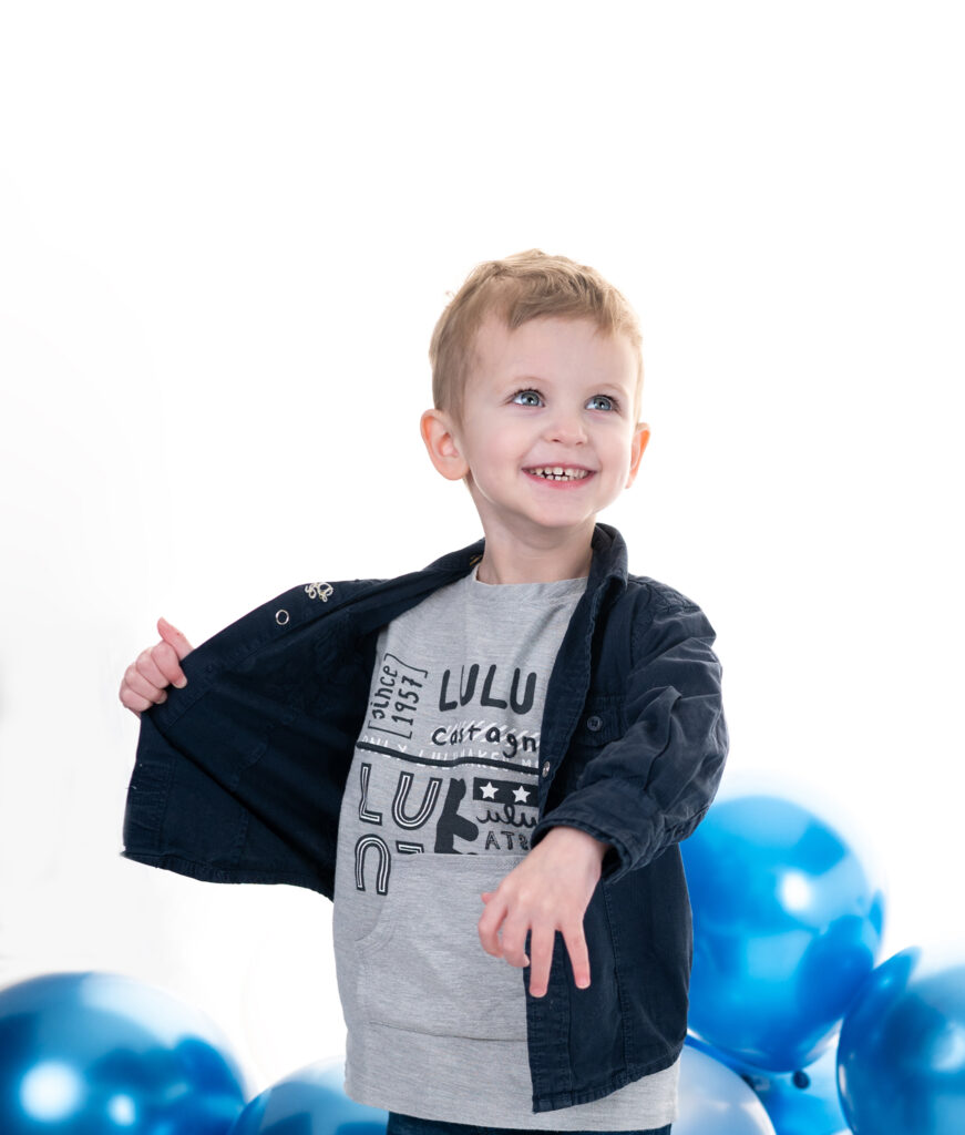 Petit garçon de trois ans sur fond blanc photographe enfants Houilles shooting enfants Houilles photographe enfants Yvelines shooting enfants Yvelines