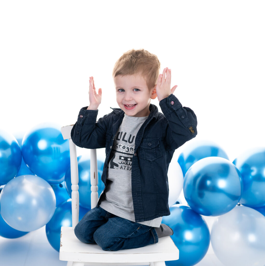 Petit garçon de trois ans sur fond blanc photographe enfants Houilles shooting enfants Houilles photographe enfants Yvelines shooting enfants Yvelines