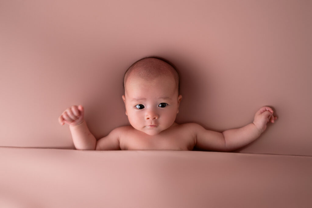 bébé sur fond beige photographe bébé Houilles photographe bébé la Défense photographe bébé Yvelines