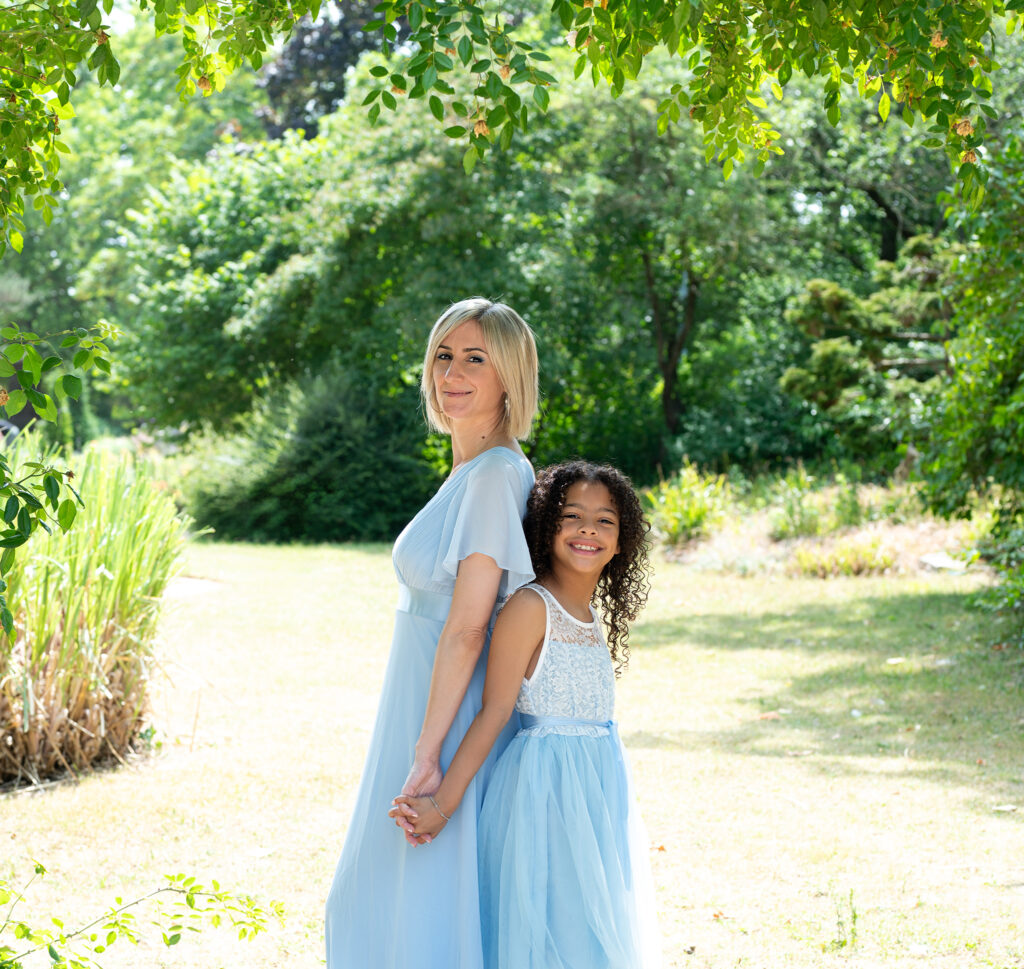 Mère et fille en extérieur shooting famille Houilles shooting famille Yvelines séance photo famille Houilles séance photo famille Yvelines