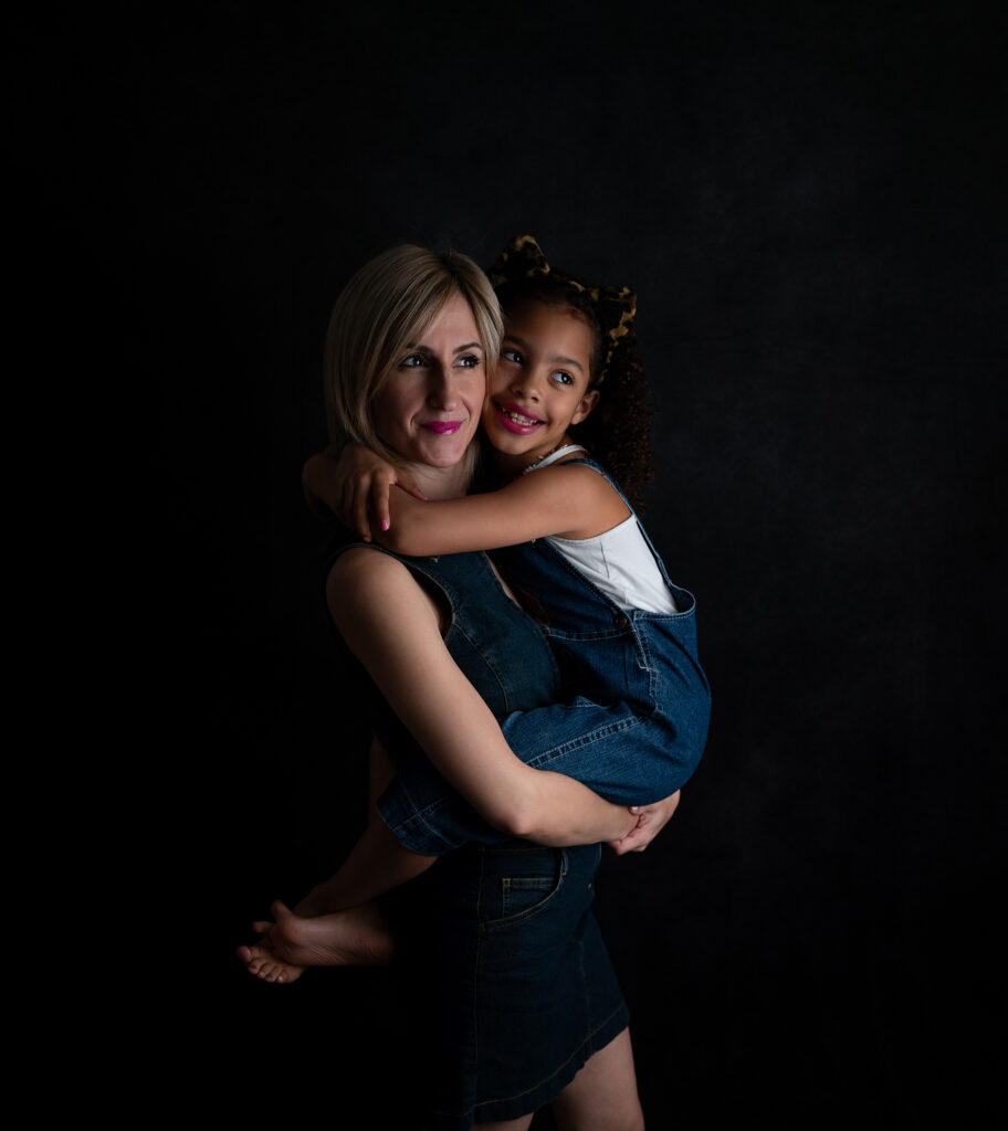 Mère et fille sur fond noir photographe famille Houilles photographe famille la Défense photographe famille Yvelines photographe Houilles