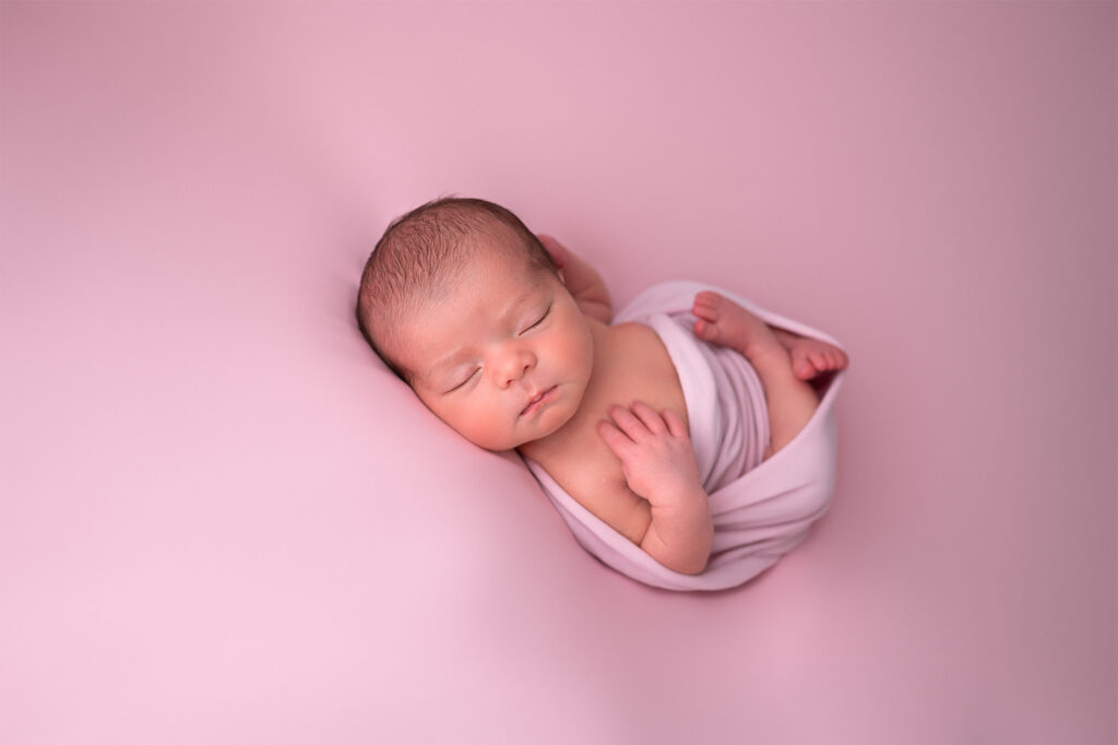 nouveau-né endormie fond rose photographe naissance Houilles photographe naissance la Défense photographe Houilles photographe Versailles photographe Rueil-Malmaison photographe Chatou photographe Yvelines photographe Ile-de-France photographe naissance Yvelines photographe nouveau-né Yvelines photographe bébé Yvelines