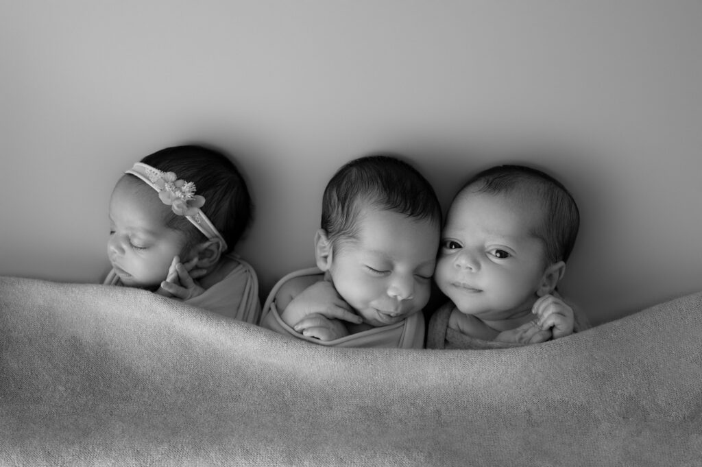 Triplés nouveau-nés endormis photographe naissance Houilles photographe naissance la Défense photographe Houilles photographe Versailles photographe Rueil-Malmaison photographe Chatou photographe Yvelines photographe Ile-de-France photographe naissance Yvelines photographe nouveau-né Yvelines photographe bébé Yvelines