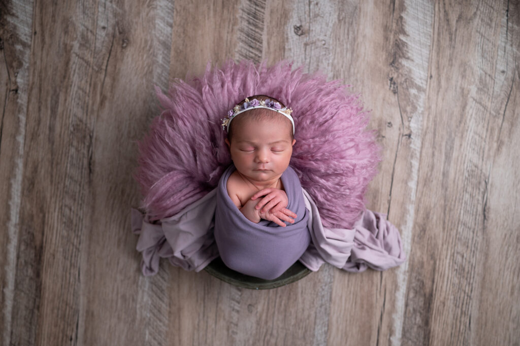 Bébé endormie décor violet photographe nouveau-né Houilles photographe naissance Houilles photographe naissance carrières-sur-seine photographe naissance sartrouville photographe naissance chatou photographe naissance yvelines photographe naissance versailles photographe naissance ile-de-france photographe naissance paris