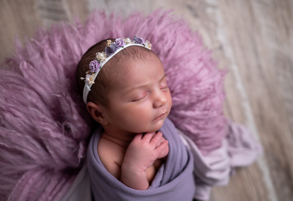 Bébé endormie décor violet photographe nouveau-né Houilles photographe naissance Houilles photographe naissance carrières-sur-seine photographe naissance sartrouville photographe naissance chatou photographe naissance yvelines photographe naissance versailles photographe naissance ile-de-france photographe naissance paris