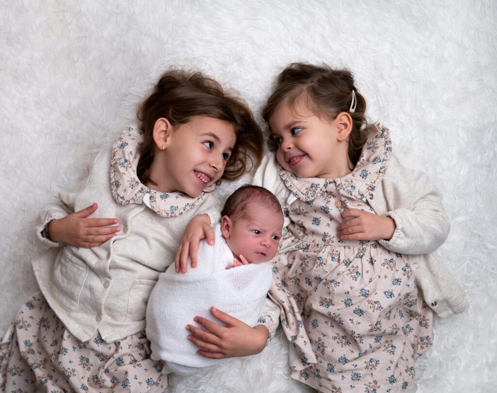 grandes soeurs et leur petite soeur nouveau-né photographe naissance Houilles photographe naissance la Défense photographe Houilles photographe Versailles photographe Rueil-Malmaison photographe Chatou photographe Yvelines photographe Ile-de-France photographe naissance Yvelines photographe nouveau-né Yvelines photographe bébé Yvelines