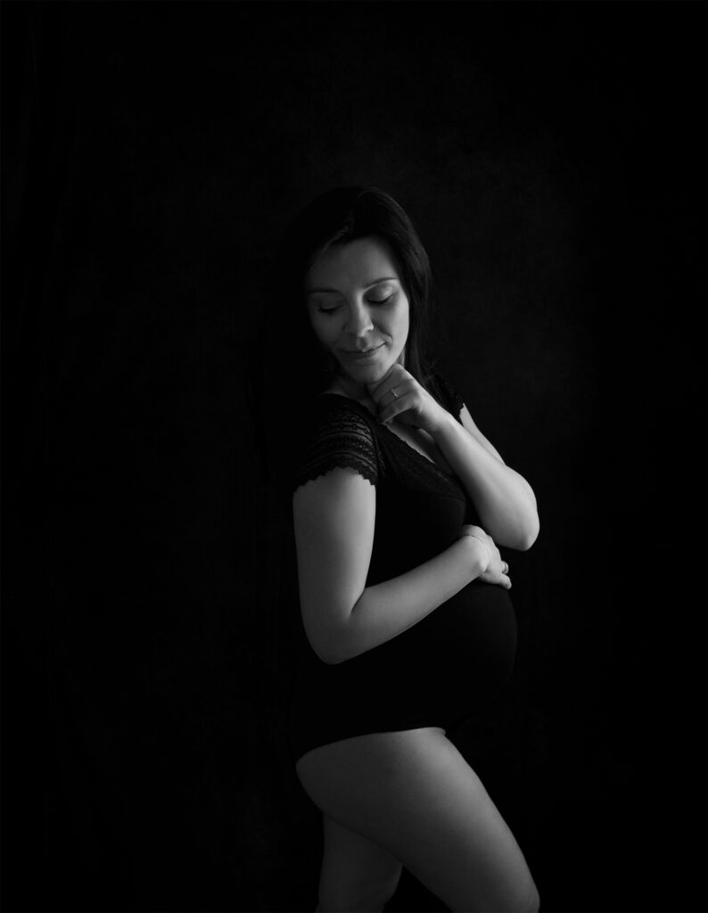 Femme enceinte body sur fond noir clair obscur photographe grossesse Houilles photographe maternité Houilles photographe grossesse la Défense photographe grossesse Yvelines photographe grossesse Ile de France photographe grossesse Hauts de seine photographe grossesse Paris