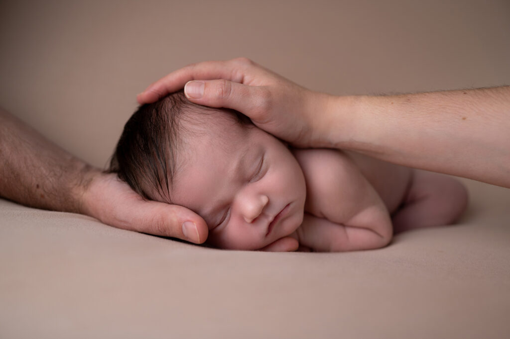 nouveau-né endormi sur fond beige mains photographe naissance Houilles photographe naissance la Défense photographe Houilles photographe Versailles photographe Rueil-Malmaison photographe Chatou photographe Yvelines photographe Ile-de-France photographe naissance Yvelines photographe nouveau-né Yvelines photographe bébé Yvelines