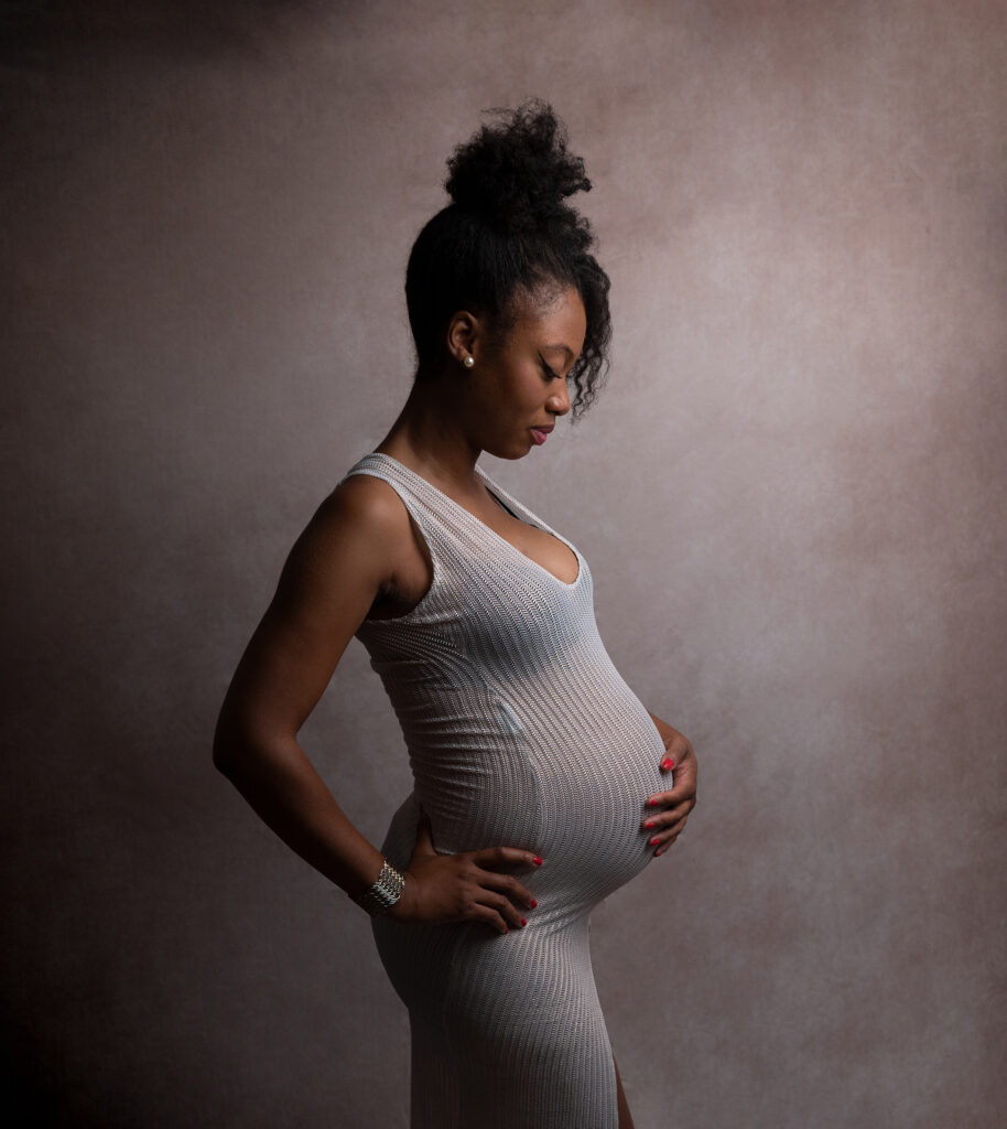 Femme enceinte regard ventre fond beige photographe grossesse Houilles shooting grossesse Houilles photographe grossesse Yvelines shooting grossesse Yvelines shooting grossesse Sartrouville shooting grossesse Rueil-Malmaison shooting grossesse Carrières-sur-Seine shooting grossesse Maisons-Laffitte shooting grossesse ile de france shooting grossesse Paris