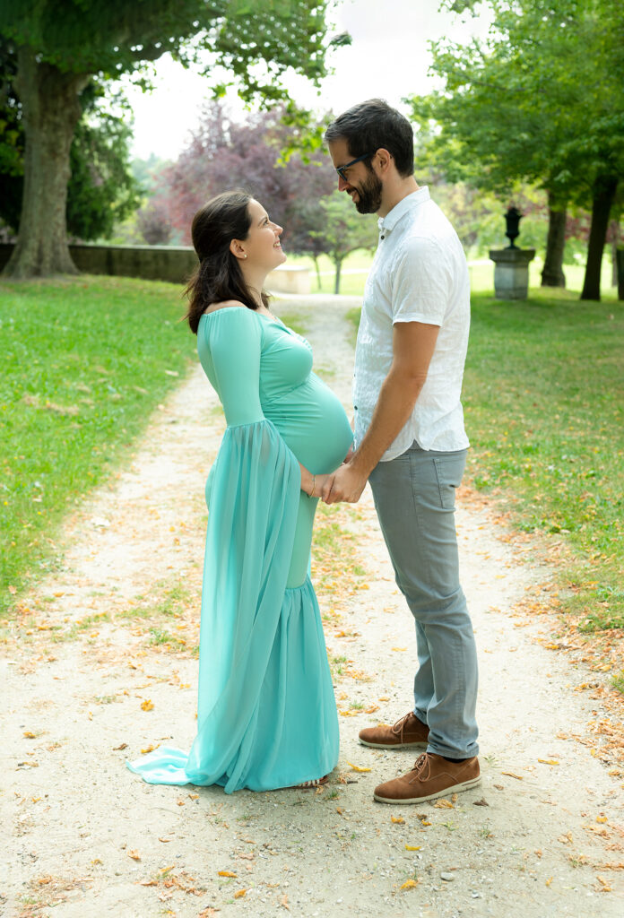 couple de futurs parents en extérieur photographe grossesse Houilles photographe grossesse la Défense photographe grossesse Versailles photographe grossesse Yvelines photographe grossesse Hauts de Seine