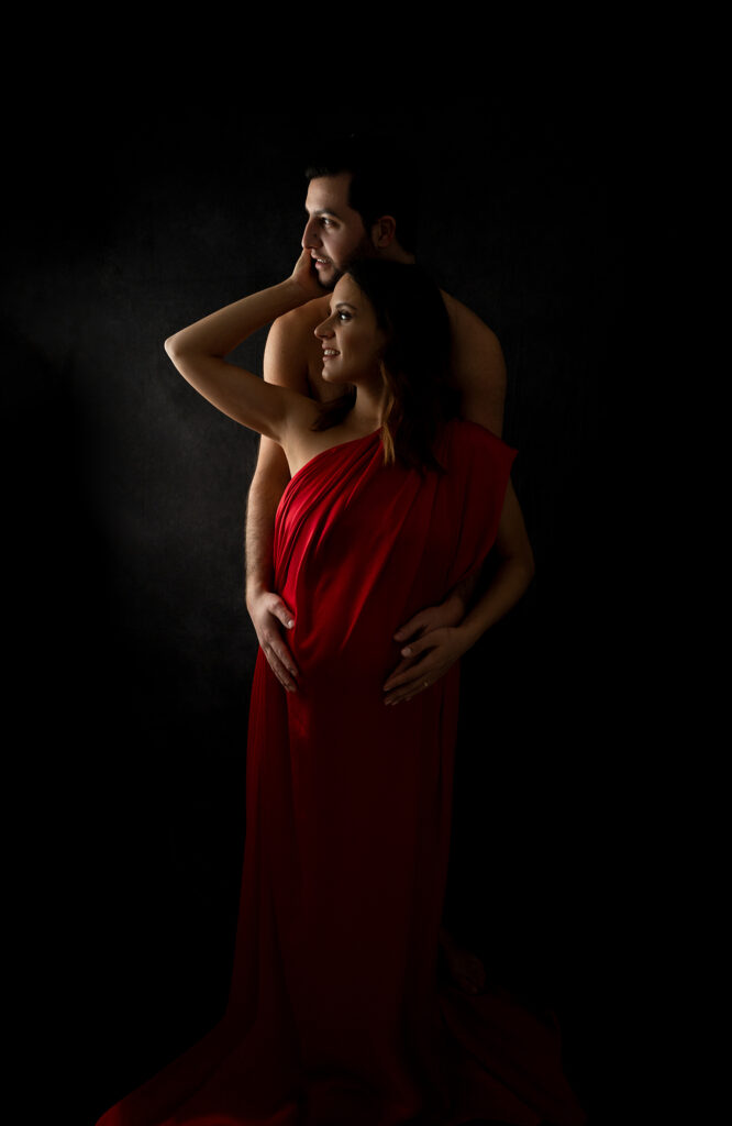 couple de futurs parents sur fond noir photographe grossesse Houilles photographe grossesse la Défense photographe grossesse Versailles photographe grossesse Yvelines photographe grossesse Hauts de Seine