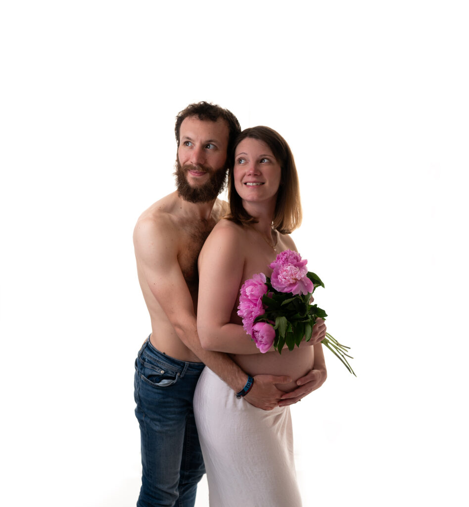 Couple de futurs parents sur fond blanc shooting grossesse Houilles photographe grossesse Houilles photographe grossesse Yvelines 