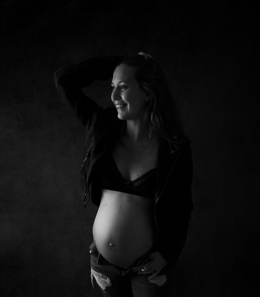 Future maman blouson en cuir sur fond noir shooting femme enceinte à Houilles photographe grossesse Houilles photographe grossesse Sartrouville photographe grossesse Carrières-sur-Seine photographe grossesse Montesson photographe grossesse Chatou photographe grossesse Rueil-Malmaison photographe grossesse Yvelines photographe grossesse Versailles photographe grossesse nanterre photographe grossesse Hauts de Seine photographe grossesse Val d'Oise photographe grossesse Paris shooting femme enceinte Houilles