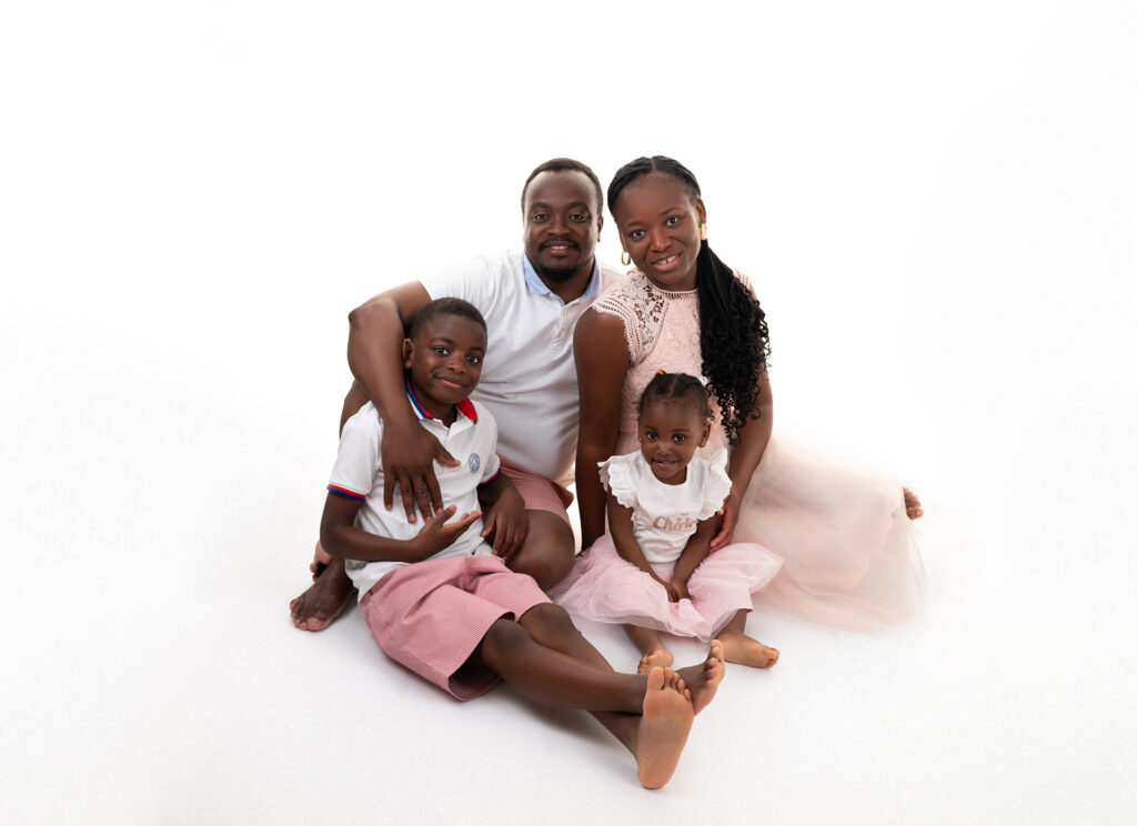 famille sur fond blanc photographe famille Houilles photographe famille la Défense photographe famille Yvelines photographe Houilles