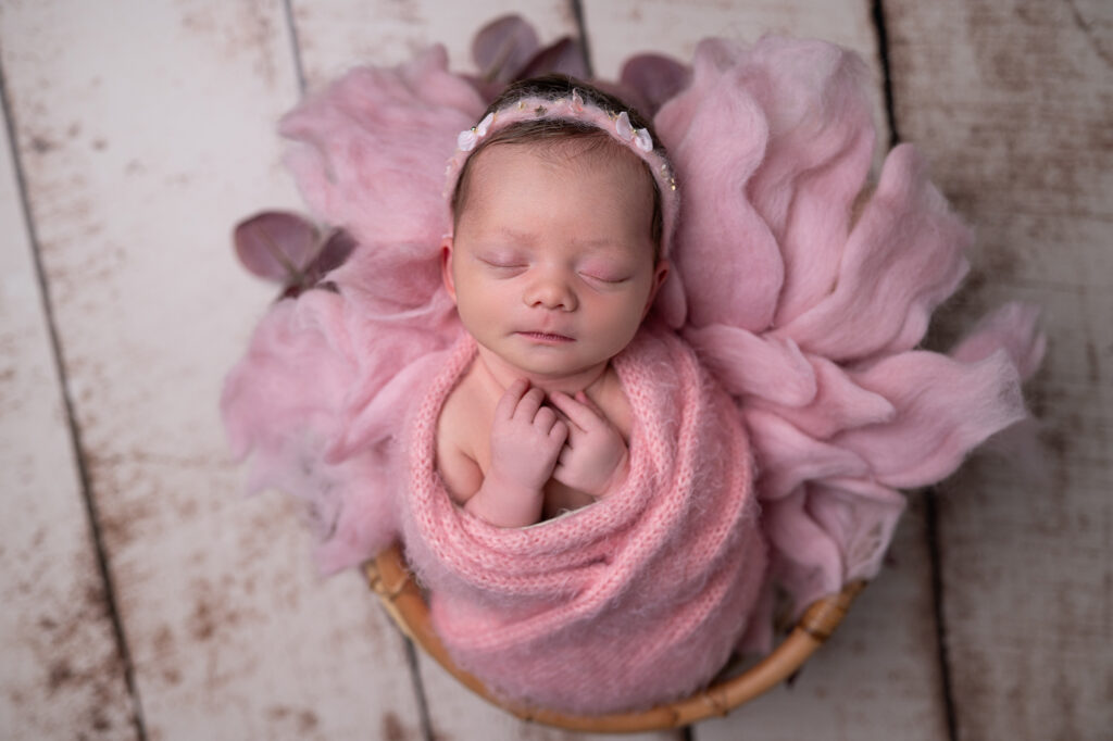nouveau-né endormi dans une caisse photographe naissance Houilles photographe naissance la Défense photographe Houilles photographe Versailles photographe Rueil-Malmaison photographe Chatou photographe Yvelines photographe Ile-de-France