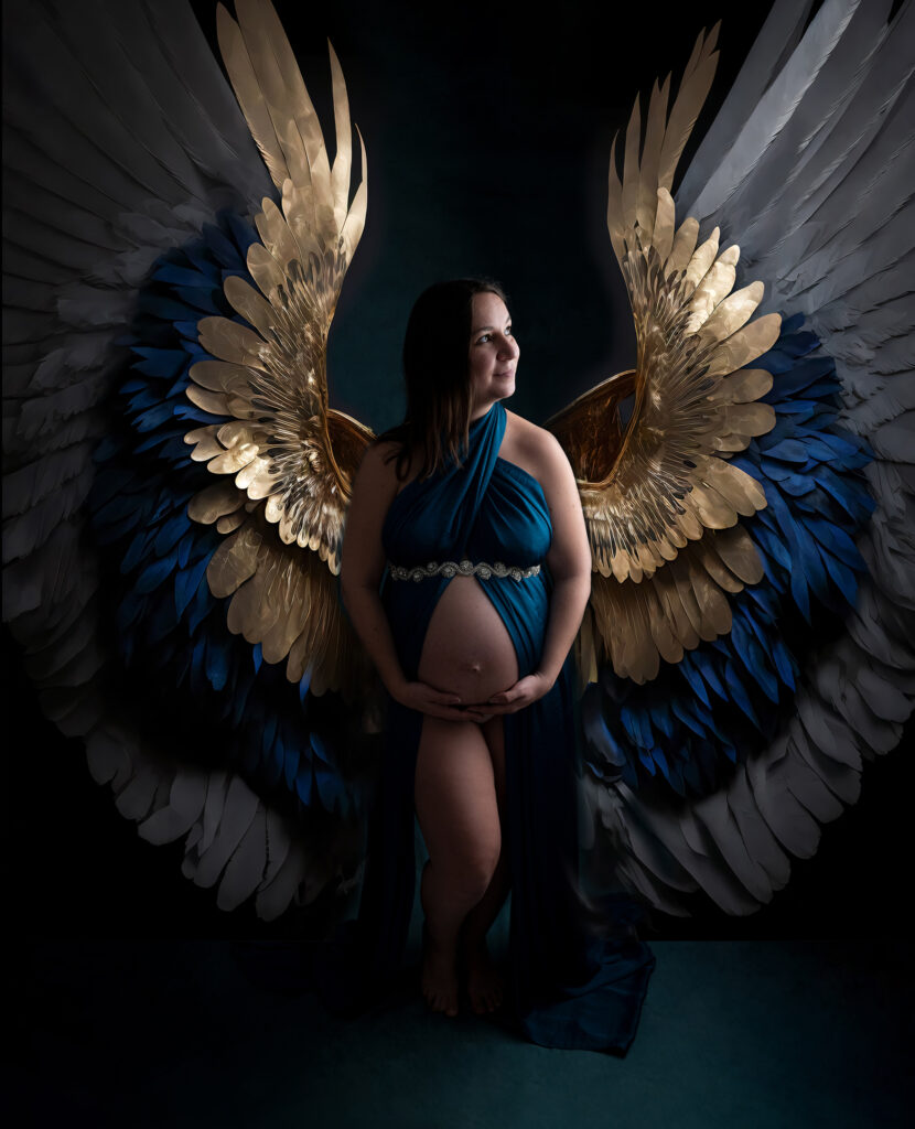 Femme enceinte voile de soie bleue ailes d'ange clair obscur photographe grossesse Houilles photographe maternité Houilles photographe grossesse la Défense photographe grossesse Yvelines photographe grossesse Ile de France photographe grossesse Hauts de seine photographe grossesse Paris
