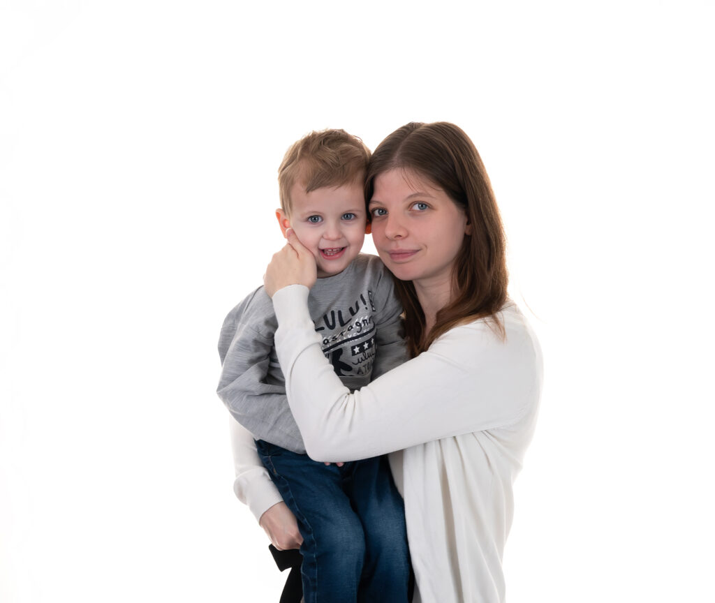 Mère et fille câlin shooting famille Houilles shooting famille Yvelines séance photo famille Houilles séance photo famille Yvelines