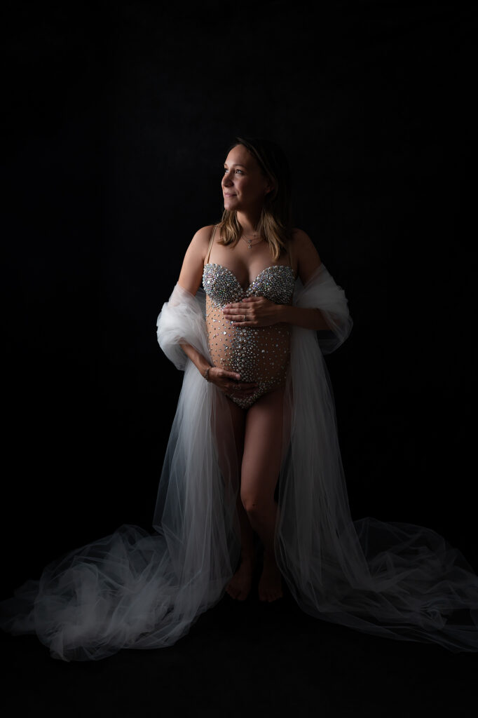 Femme enceinte body strass voile tulle blanc séance photo grossesse à Houilles photographe grossesse Houilles photographe grossesse la Défense photographe grossesse Versailles photographe grossesse Yvelines photographe grossesse Hauts de Seine