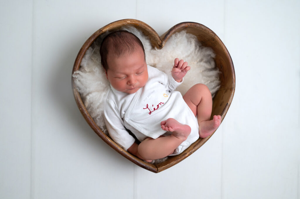 nouveau-né endormi dans un coeur photographe naissance Houilles photographe naissance la Défense photographe Houilles photographe Versailles photographe Rueil-Malmaison photographe Chatou photographe Yvelines photographe Ile-de-France photographe naissance Yvelines photographe nouveau-né Yvelines photographe bébé Yvelines