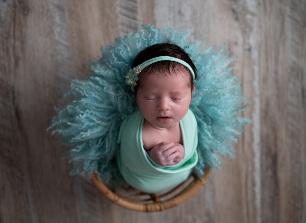 nouveau-né endormi dans panier vert menthe photographe naissance Houilles photographe naissance la Défense photographe Houilles photographe Versailles photographe Rueil-Malmaison photographe Chatou photographe Yvelines photographe Ile-de-France