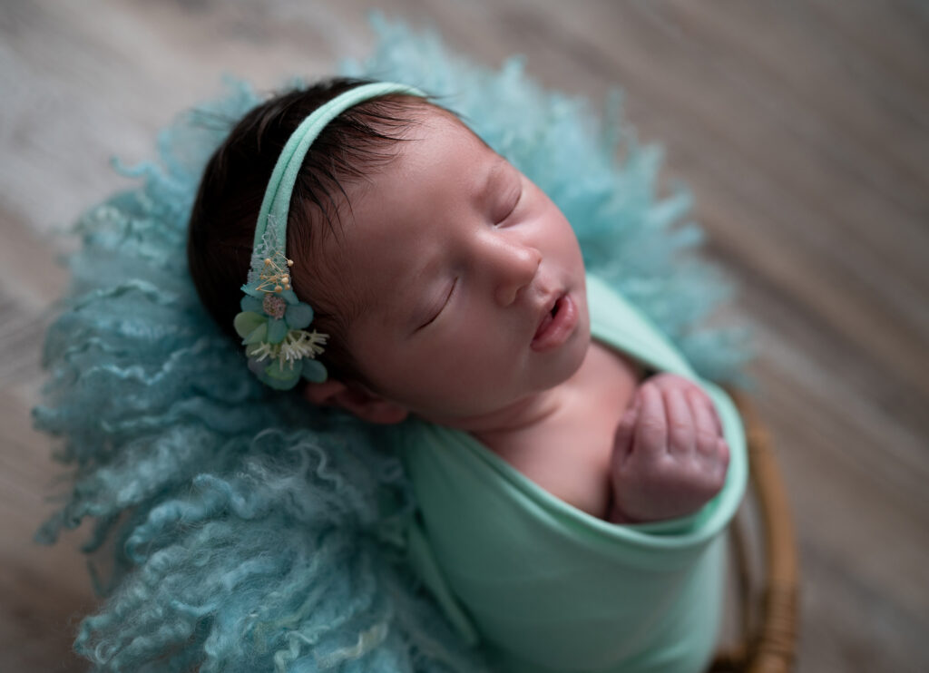 nouveau-né endormi dans panier vert menthe photographe naissance Houilles photographe naissance la Défense photographe Houilles photographe Versailles photographe Rueil-Malmaison photographe Chatou photographe Yvelines photographe Ile-de-France