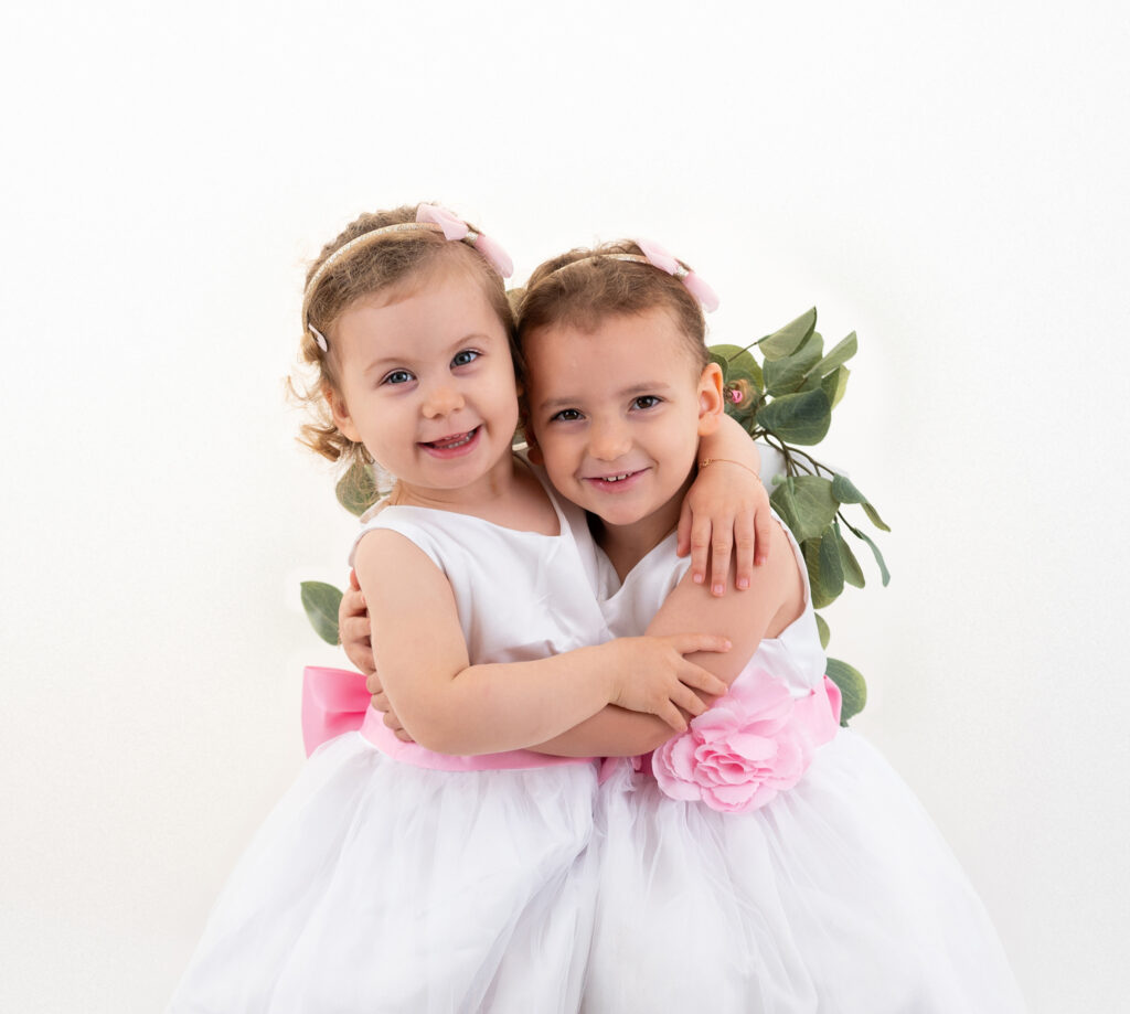 Deux soeurs sur fond blanc photographe enfants Houilles shooting enfants Houilles photographe enfants Yvelines shooting enfants Yvelines