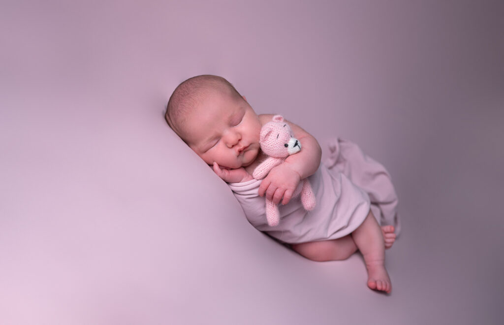 nouveau-né endormie fond rose photographe naissance Houilles photographe naissance la Défense photographe Houilles photographe Versailles photographe Rueil-Malmaison photographe Chatou photographe Yvelines photographe Ile-de-France photographe naissance Yvelines photographe nouveau-né Yvelines photographe bébé Yvelines
