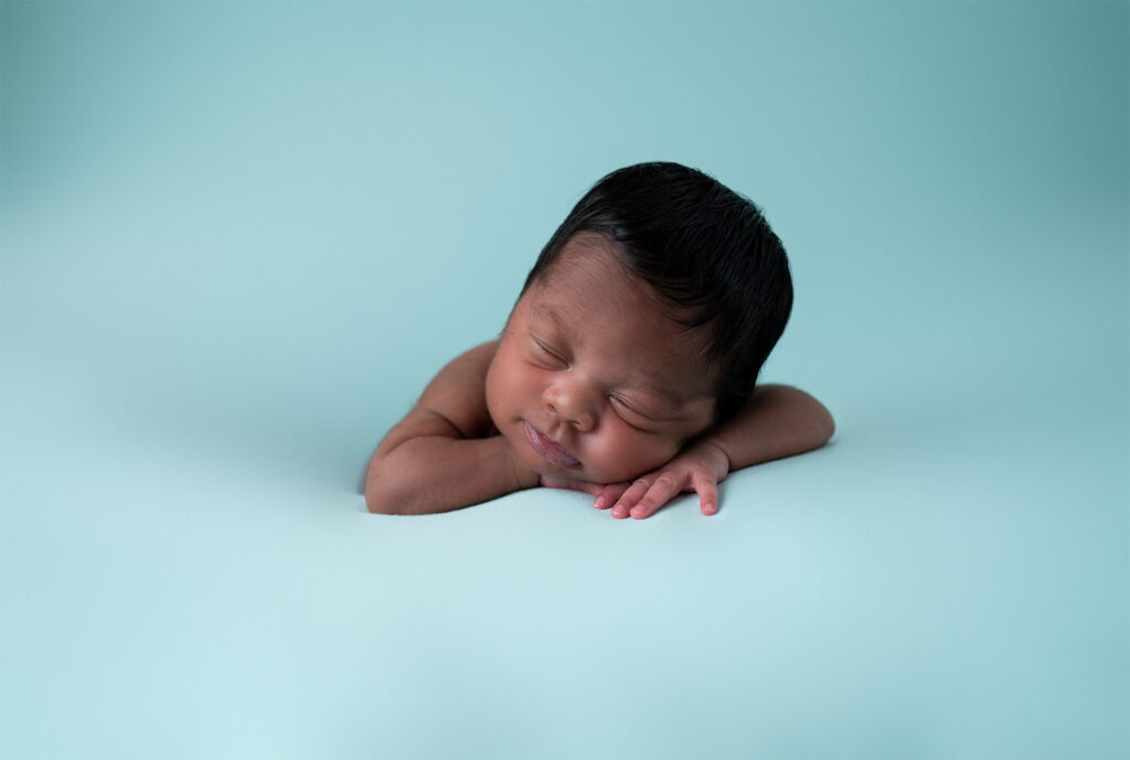 nouveau-né endormi sur fond vert menthe photographe naissance Houilles photographe naissance la Défense photographe Houilles photographe Versailles photographe Rueil-Malmaison photographe Chatou photographe Yvelines photographe Ile-de-France photographe naissance Yvelines photographe nouveau-né Yvelines photographe bébé Yvelines