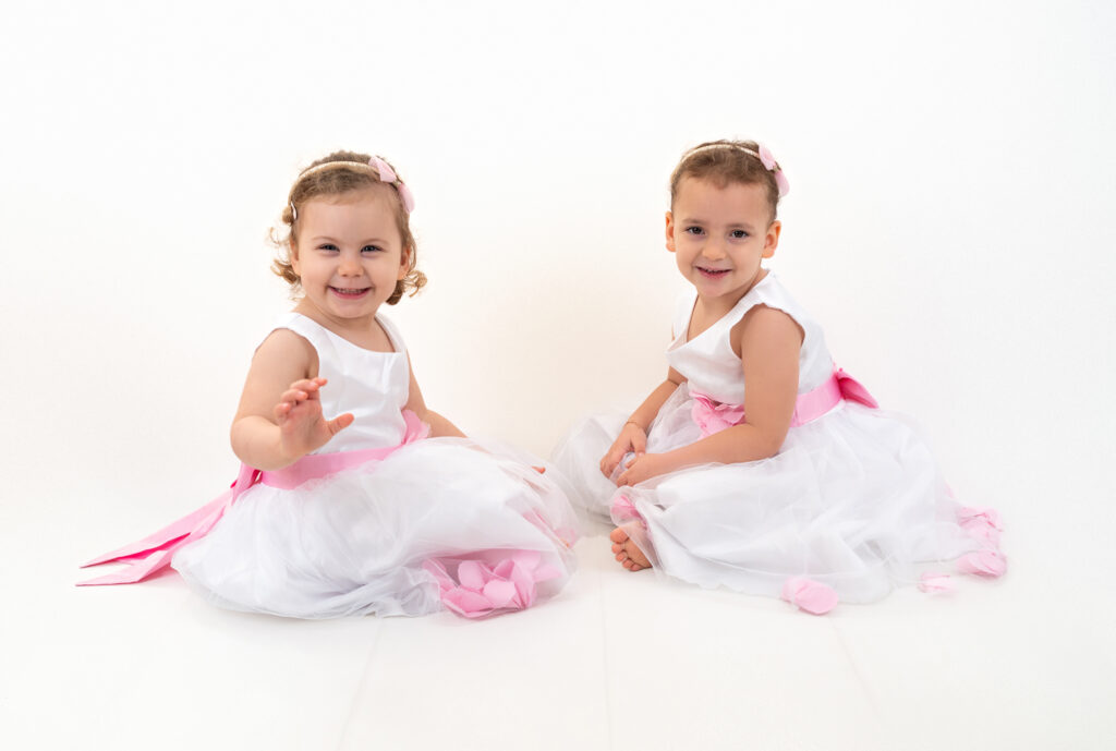 Deux soeurs sur fond blanc photographe enfants Houilles shooting enfants Houilles photographe enfants Yvelines shooting enfants Yvelines