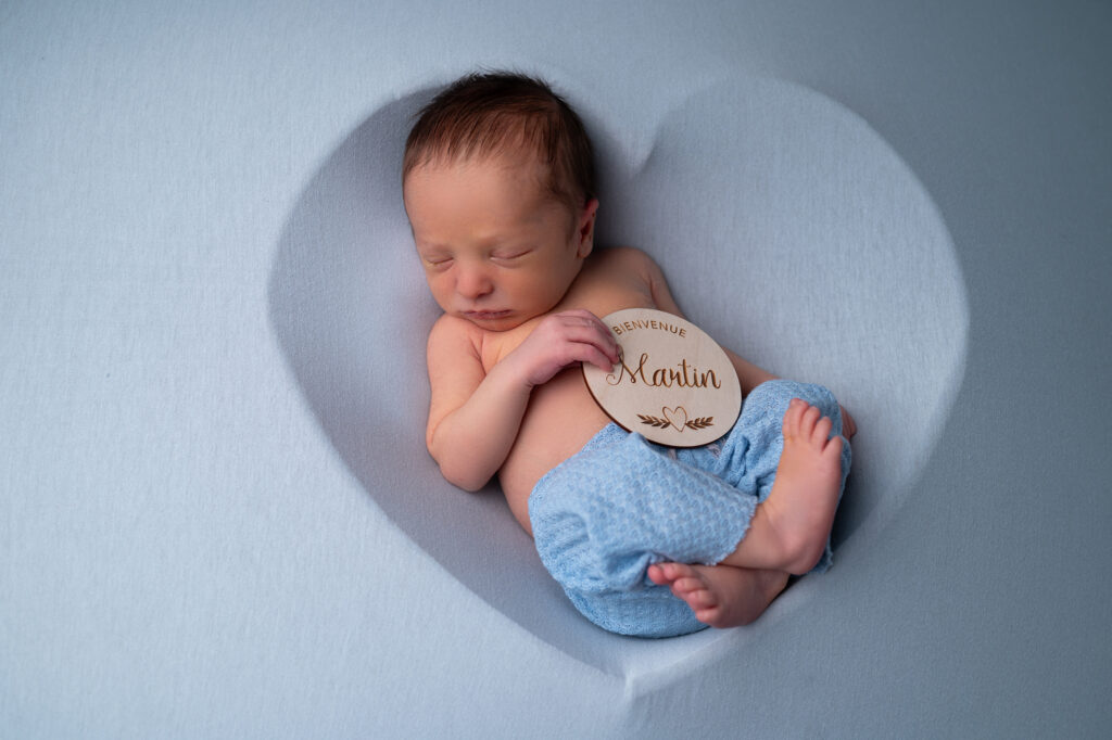 nouveau-né endormi dans un cœur photographe naissance Houilles photographe naissance la Défense photographe Houilles photographe Versailles photographe Rueil-Malmaison photographe Chatou photographe Yvelines photographe Ile-de-France photographe naissance Yvelines photographe nouveau-né Yvelines photographe bébé Yvelines