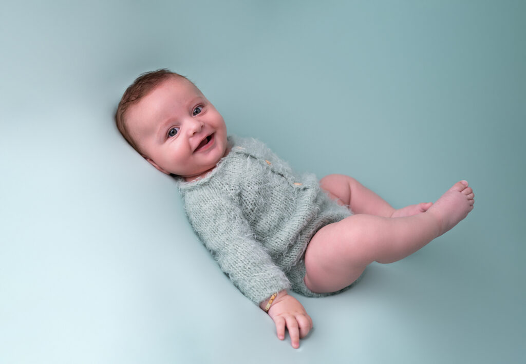bébé sur fond vert sourire photographe bébé Houilles photographe bébé la Défense photographe bébé Yvelines