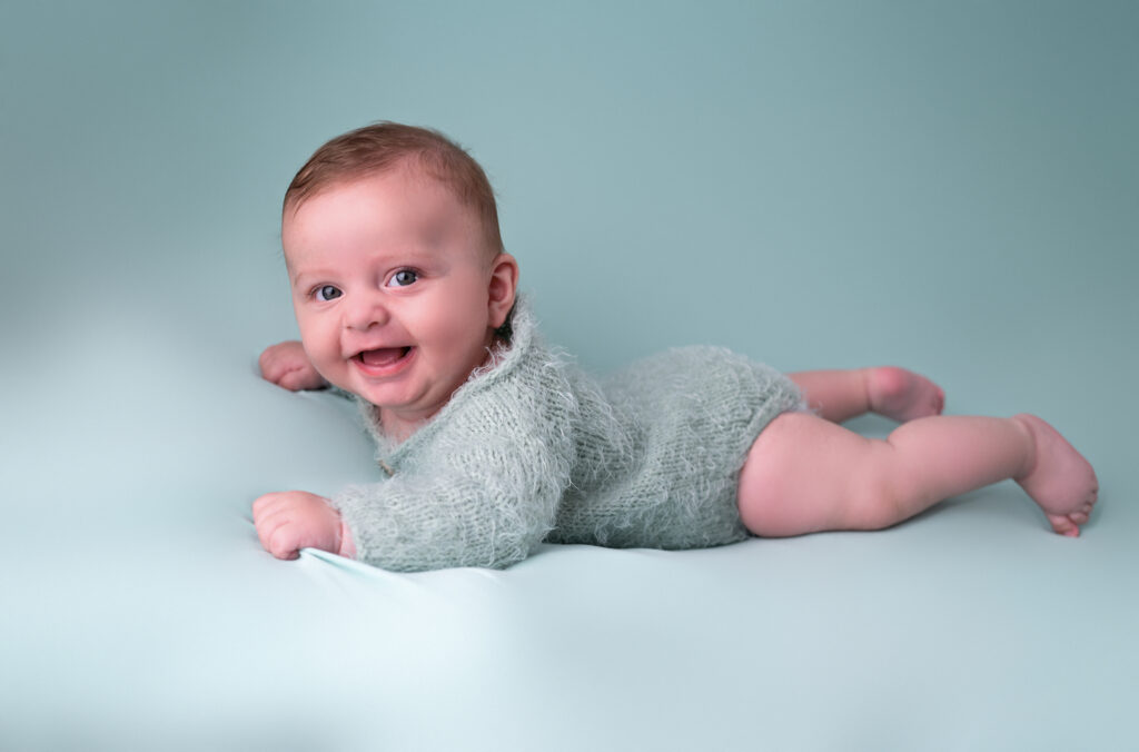 bébé sur fond vert sourire photographe bébé Houilles photographe bébé la Défense photographe bébé Yvelines