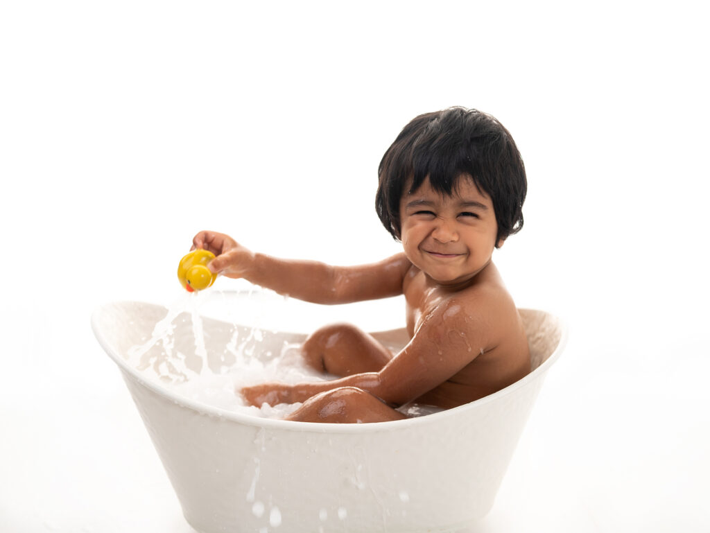 Petite fille de deux ans bain de lait photographe smash the cake Houilles Séance Smash the Cake à Houilles / Yvelines – Delphine Delavaud Photographie