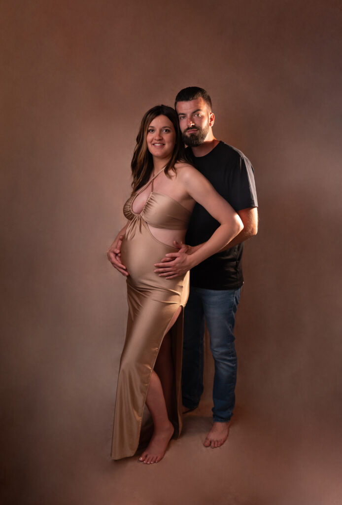 Couple de futurs parents fond beige photographe grossesse Houilles Yvelines shooting grossesse Houilles shooting grossesse Yvelines shooting grossesse Hauts de Seine shooting grossesse Val d'Oise shooting grossesse Paris