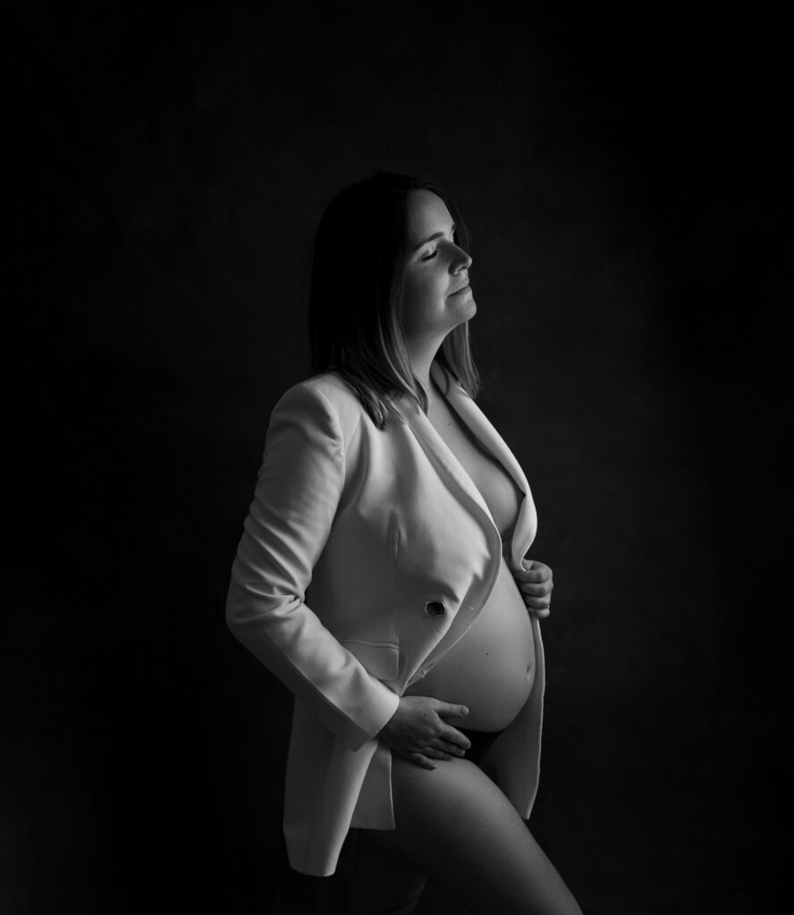 Femme enceinte veste blanche sur fond noir clair obscur photographe grossesse Houilles photographe maternité Houilles photographe grossesse la Défense photographe grossesse Yvelines photographe grossesse Ile de France photographe grossesse Hauts de seine photographe grossesse Paris