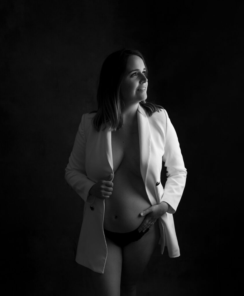 Femme enceinte veste blanche sur fond noir clair obscur photographe grossesse Houilles photographe maternité Houilles photographe grossesse la Défense photographe grossesse Yvelines photographe grossesse Ile de France photographe grossesse Hauts de seine photographe grossesse Paris