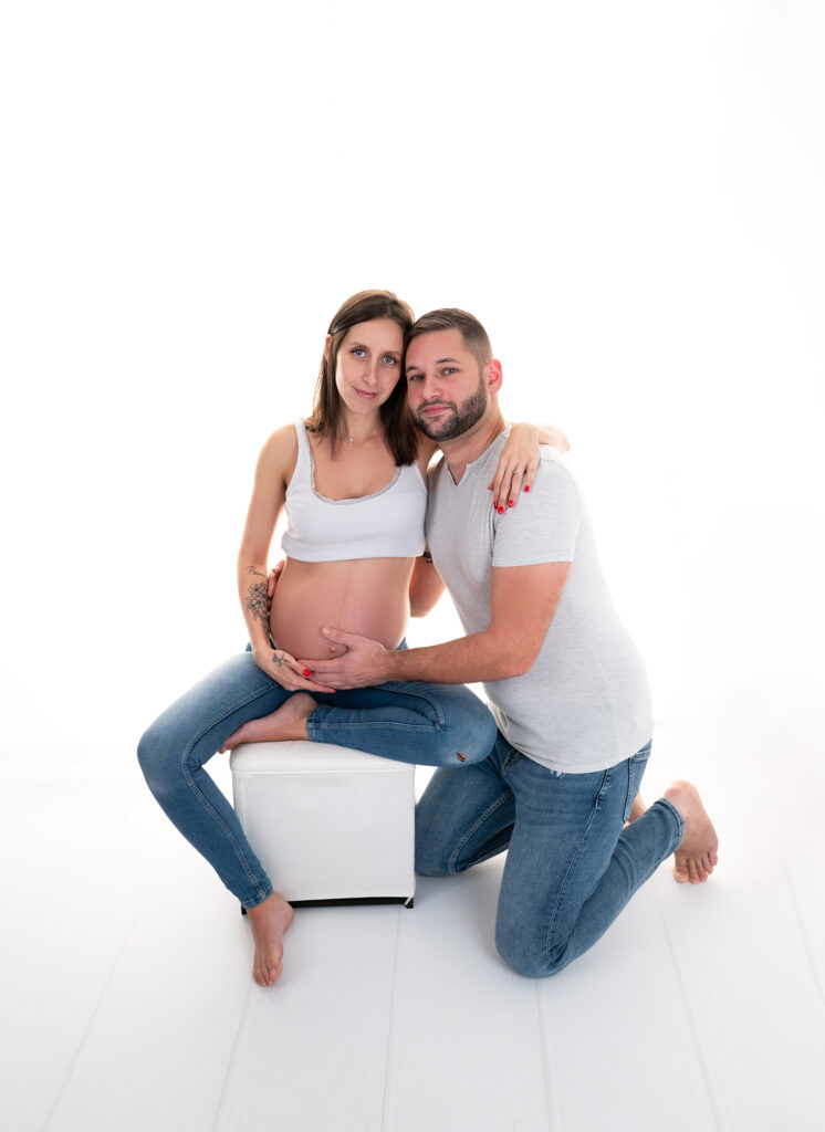Couple de futurs parents haut blanc jean photographe grossesse Houilles photographe grossesse la Défense photographe grossesse Versailles photographe grossesse Yvelines photographe grossesse la garenne colombes photographe grossesse rueil malmaison