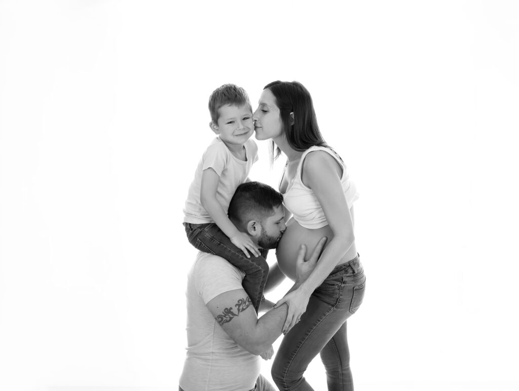 famille sur fond blanc photographe grossesse photographe femme enceinte shooting femme enceinte photographe Houilles photographe la Défense photographe grossesse Houilles photographe grossesse la Défense photographe grossesse Yvelines