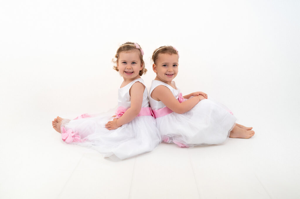 Deux soeurs sur fond blanc photographe enfants Houilles shooting enfants Houilles photographe enfants Yvelines shooting enfants Yvelines