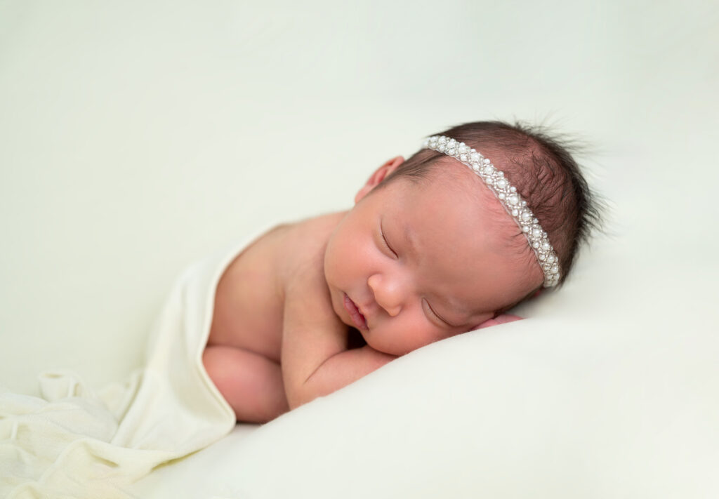 nouvelle-née pose taco sur fond jaune photographe naissance Houilles photographe naissance la Défense photographe naissance Versailles photographe naissance La Garenne-Colombes photographe naissance Sartrouville