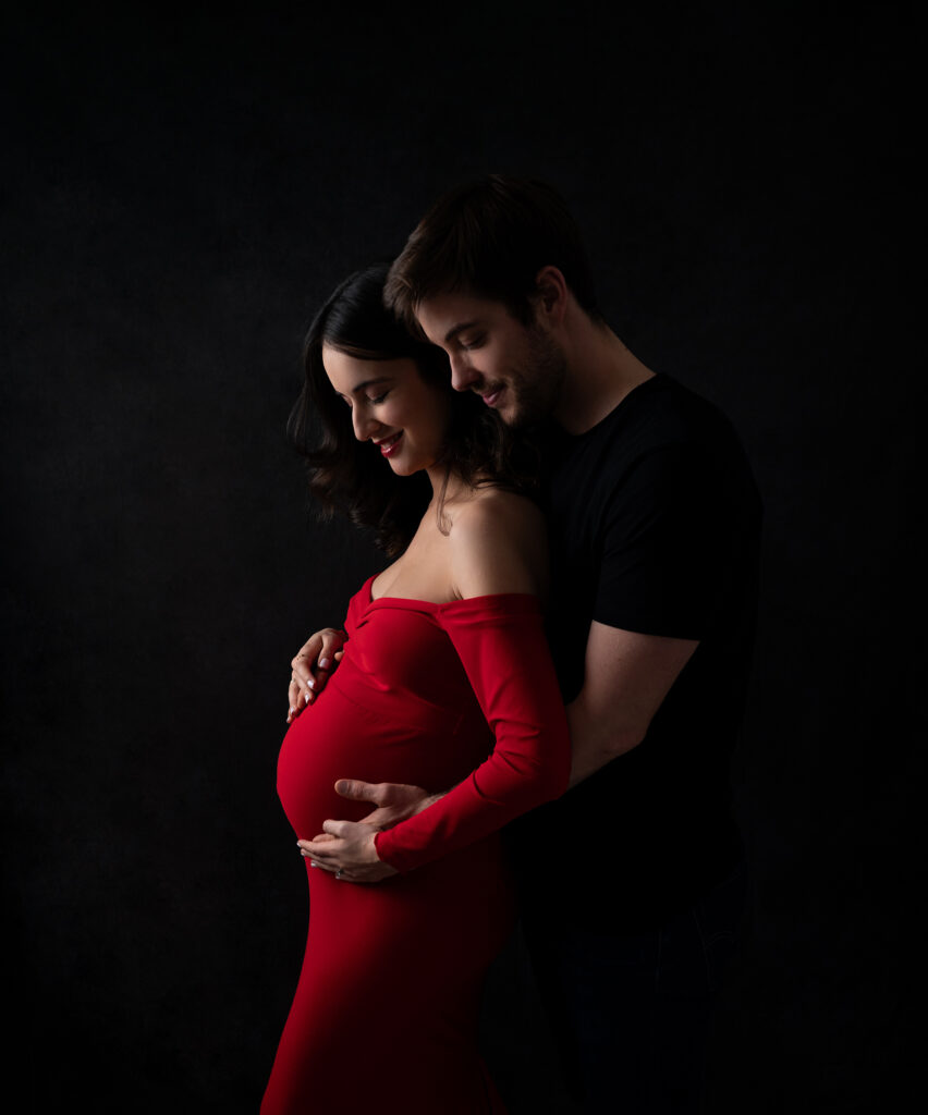 couple de futurs parents sur fond noir photographe grossesse Houilles photographe grossesse la Défense photographe grossesse Versailles photographe grossesse Yvelines photographe grossesse Hauts de Seine