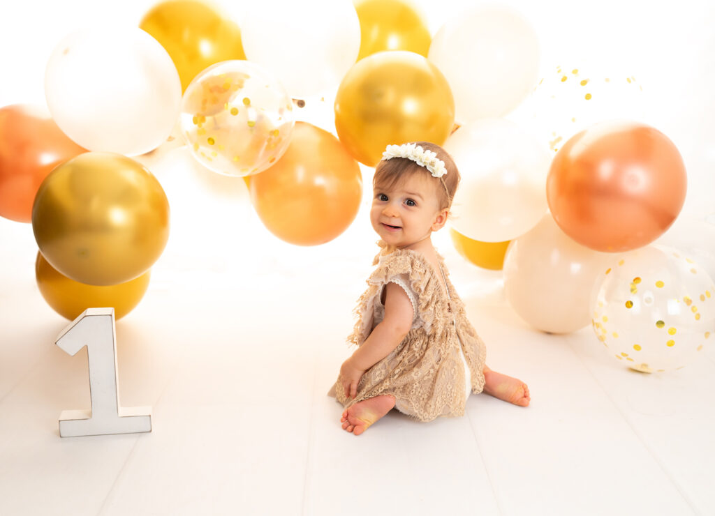Petite fille de un an arche de ballons Houilles photographe bébé Sartrouville photographe bébé Carrières-sur-Seine photographe bébé Maisons-Laffitte photographe bébé Rueil-Malmaison photographe bébé Yvelines photographe bébé Ile de France photographe bébé Paris