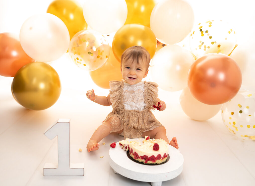Petite fille de un an goûte son gâteau Houilles photographe bébé Sartrouville photographe bébé Carrières-sur-Seine photographe bébé Maisons-Laffitte photographe bébé Rueil-Malmaison photographe bébé Yvelines photographe bébé Ile de France photographe bébé Paris