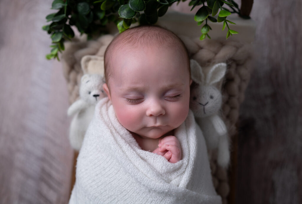 bébé dans un petit lit décor blanc photographe bébé Houilles photographe bébé la Défense photographe bébé Yvelines