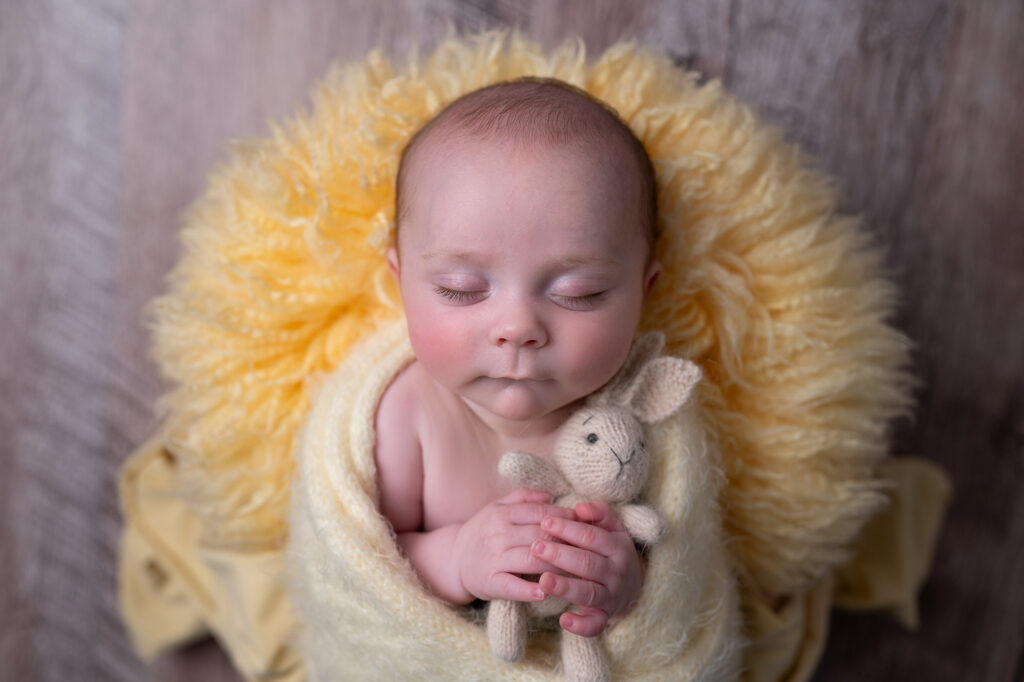 bébé endormie tenant un doudou dans ses mains préparer sa séance photo naissance photographe naissance Houilles photographe naissance la Défense photographe Houilles photographe Versailles photographe Rueil-Malmaison photographe Chatou photographe Yvelines photographe Ile-de-France