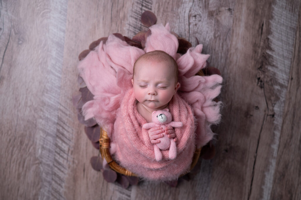 bébé emmaillotée dans une caisse en rotin photographe bébé Houilles photographe bébé la Défense photographe bébé Yvelines