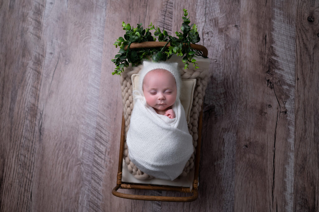 bébé dans un petit lit décor blanc photographe bébé Houilles photographe bébé la Défense photographe bébé Yvelines